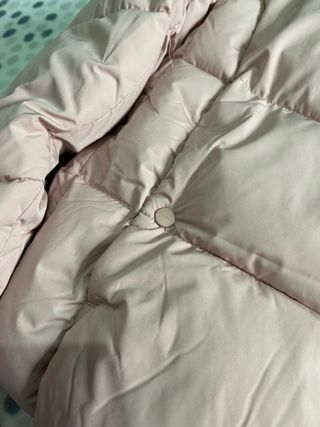 Chaqueta rosa con capucha y pelo