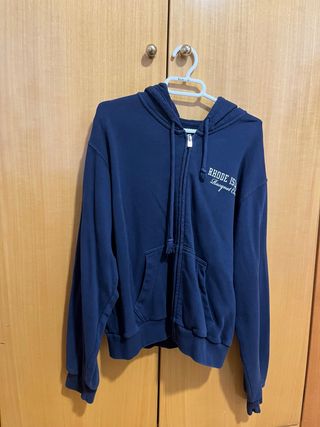 Sudadera azul con capucha y letras blancas