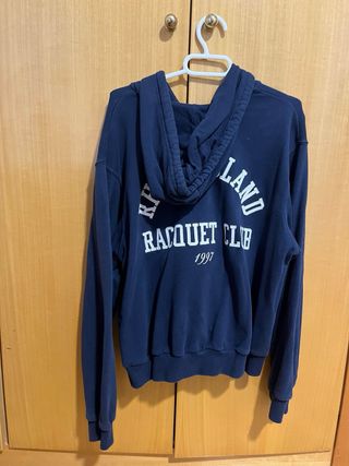 Sudadera azul con capucha y letras blancas