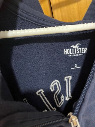 Sudadera azul con capucha y letras blancas