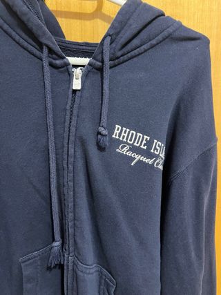 Sudadera azul con capucha y letras blancas