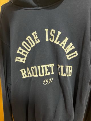 Sudadera azul con capucha y letras blancas