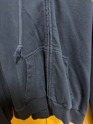 Sudadera azul con capucha y letras blancas