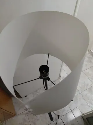 Lámpara de pie beige y negra