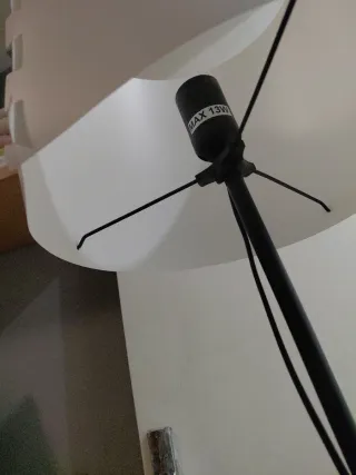 Lámpara de pie beige y negra