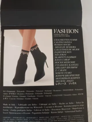 Calcetines negros con perlas y strass