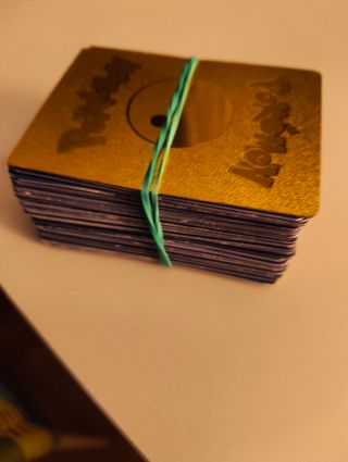 Cartas Pokémon Dorada y Lila Metálicas