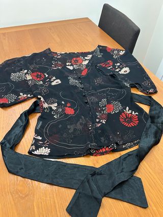 Camisa transparente con cinturón