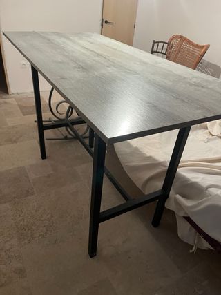 Mesa alta y taburetes