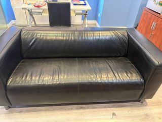 Sofá de piel negro
