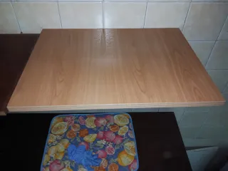 Estantería de madera marrón