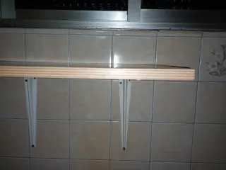 Estantería de madera marrón