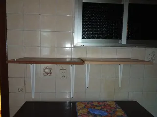 Estantería de madera marrón