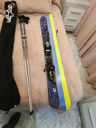 Esquís y bastones con funda