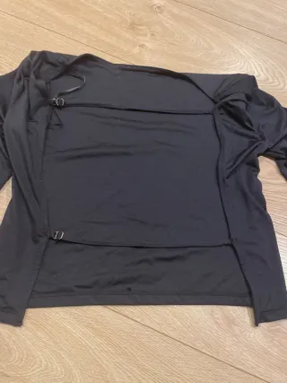 Top negro espalda abierta con tiras