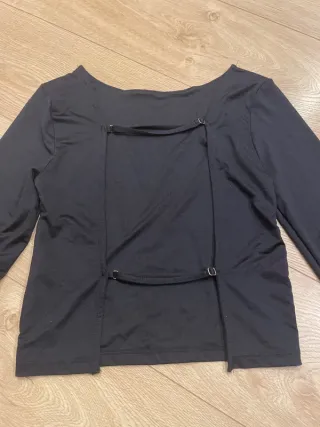 Top negro espalda abierta con tiras