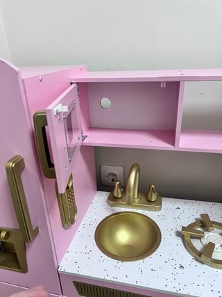 Cocinita de madera rosa vintage