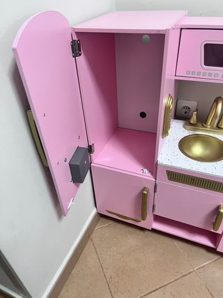 Cocinita de madera rosa vintage