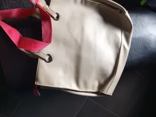 Borsa donna beige con tracolla rosa