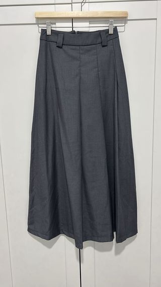 Falda gris midi