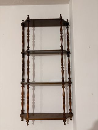 Estantería de madera oscura