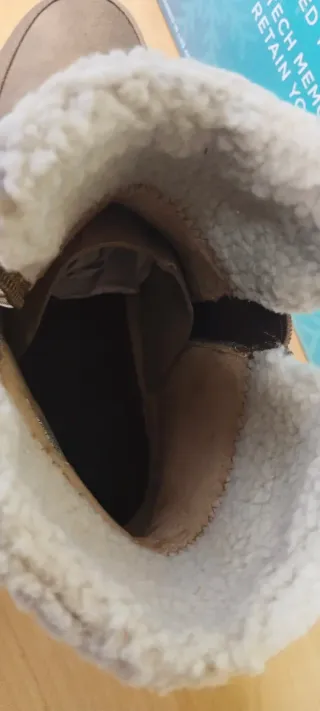 Talla 39.Botines impermeables y forrados.