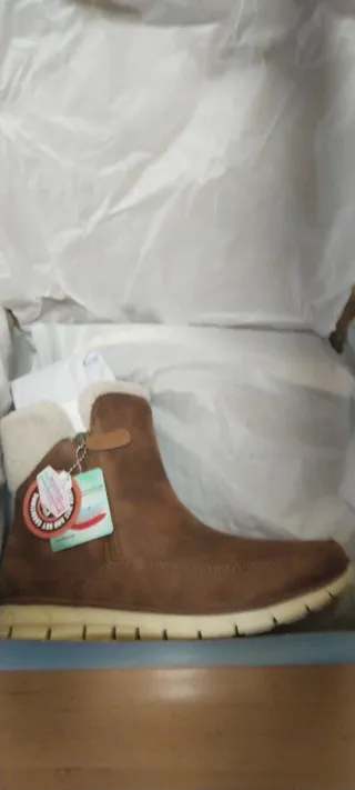 Talla 39.Botines impermeables y forrados.