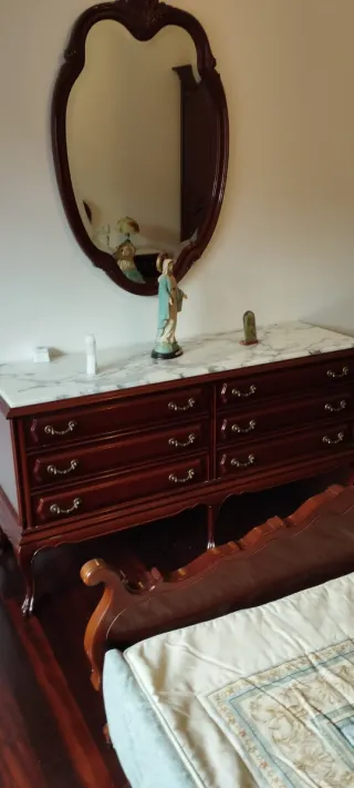 Dormitorio antiguo madera y mármol