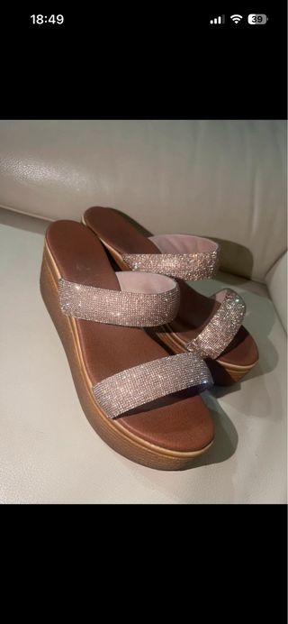 Tacones de cuña con pedrería