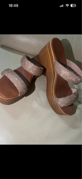 Tacones de cuña con pedrería