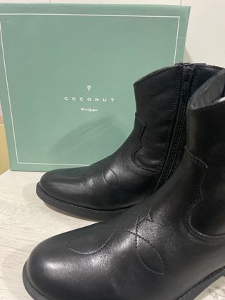 Botas de Piel Negras Talla 37 marca COCONUT,