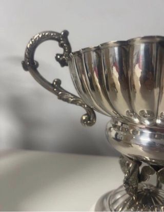 Centro de mesa plateado con asas