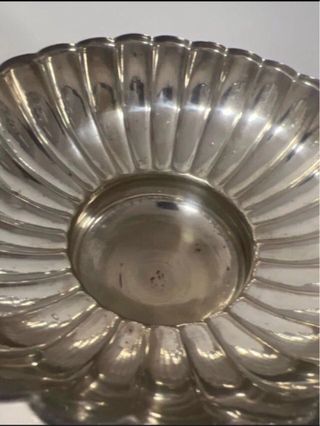 Centro de mesa plateado con asas