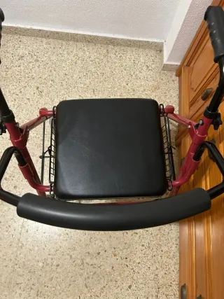 Andador para ancianos con asiento y cesta
