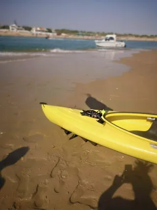 Kayak rígido amarillo con carro de transporte