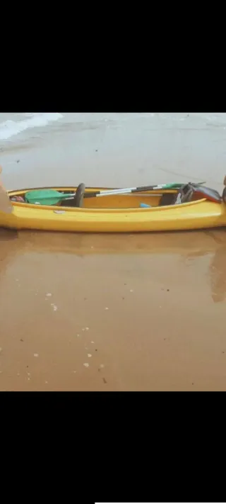 Kayak rígido amarillo con carro de transporte