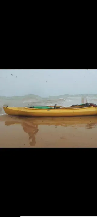 Kayak rígido amarillo con carro de transporte