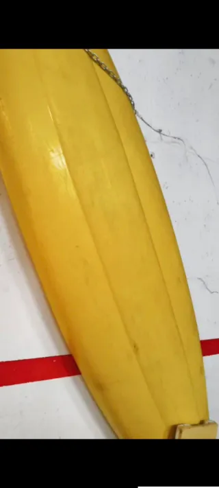 Kayak rígido amarillo con carro de transporte