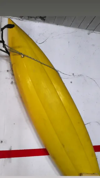 Kayak rígido amarillo con carro de transporte