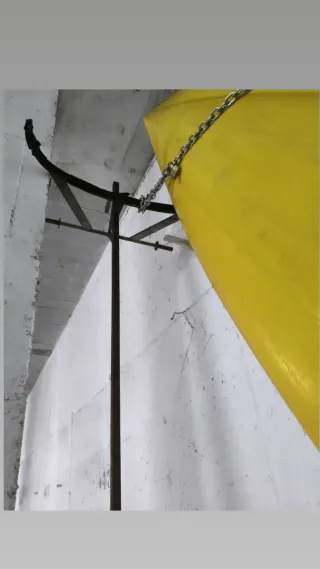 Kayak rígido amarillo con carro de transporte