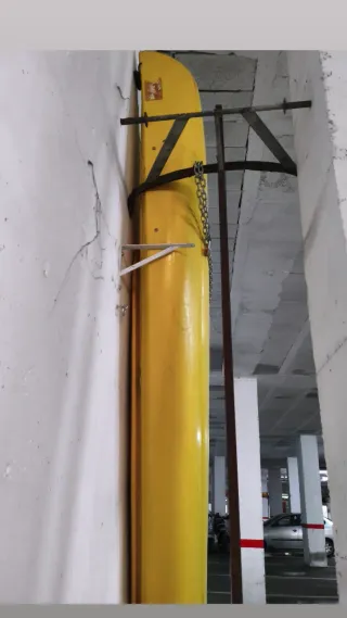 Kayak rígido amarillo con carro de transporte