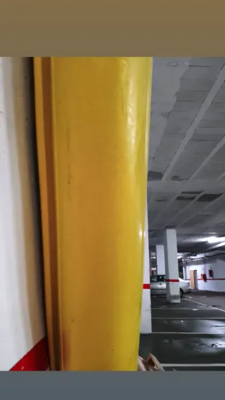 Kayak rígido amarillo con carro de transporte