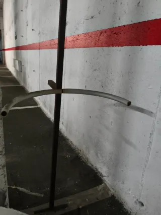 Kayak rígido amarillo con carro de transporte