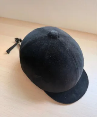 Casco de montar a caballo negro