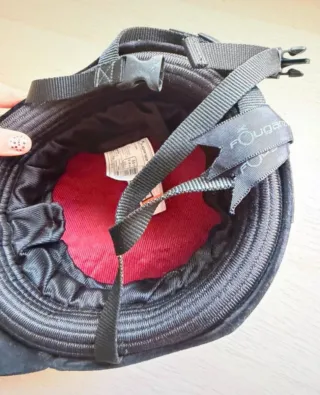 Casco de montar a caballo negro