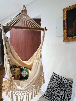 Hamaca de tela con barra de madera