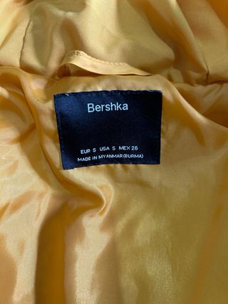 Chaqueta acolchada amarilla con capucha