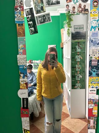 Chaqueta acolchada amarilla con capucha