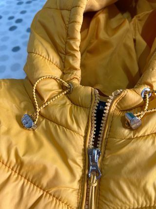 Chaqueta acolchada amarilla con capucha