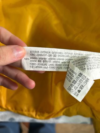 Chaqueta acolchada amarilla con capucha